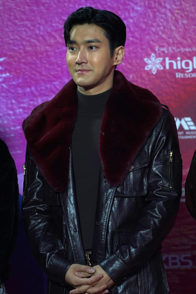 崔始源帅气出席,崔始源穿风衣