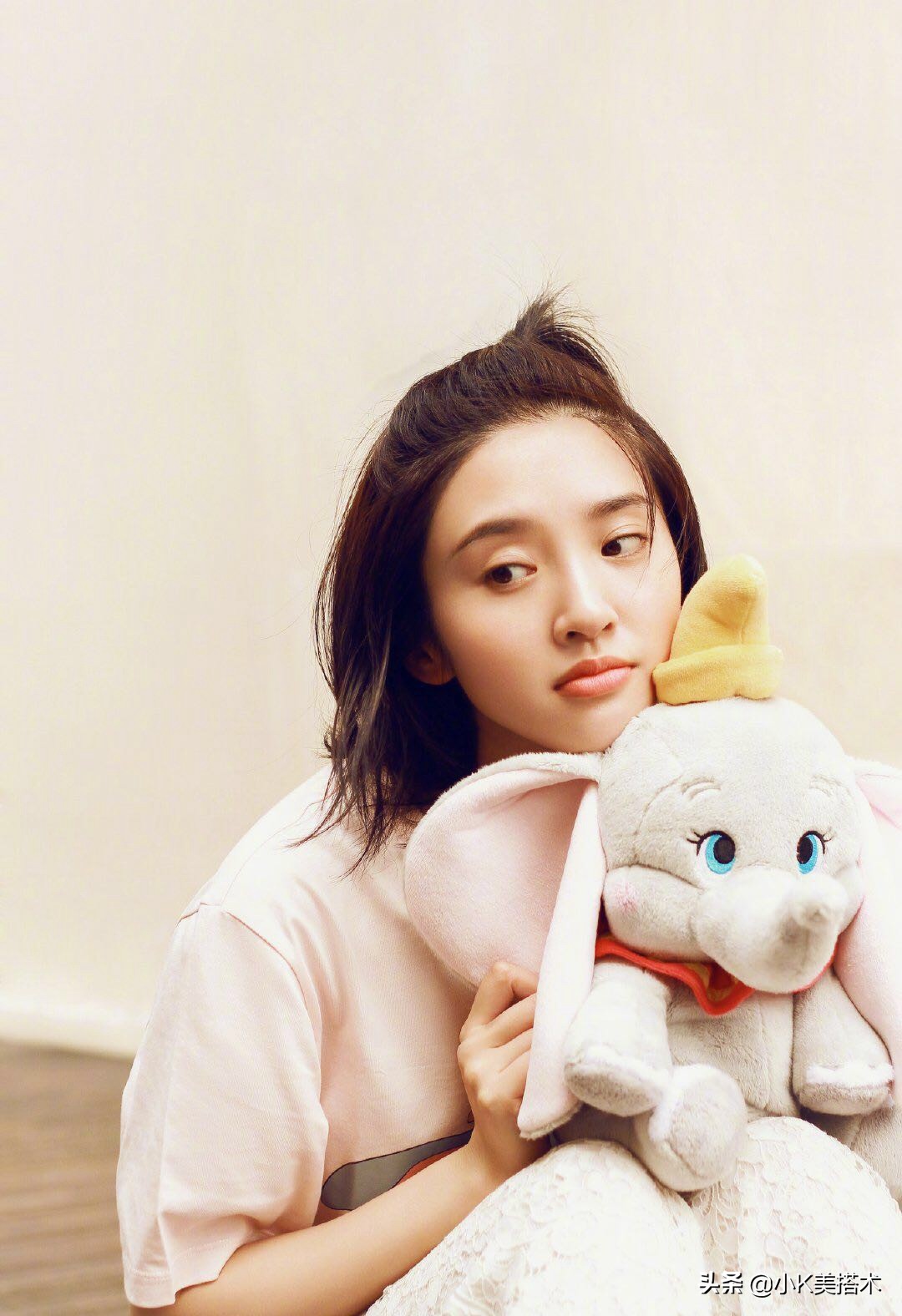 唐艺昕穿绿半身裙机场短袖,杨幂唐艺昕穿衣