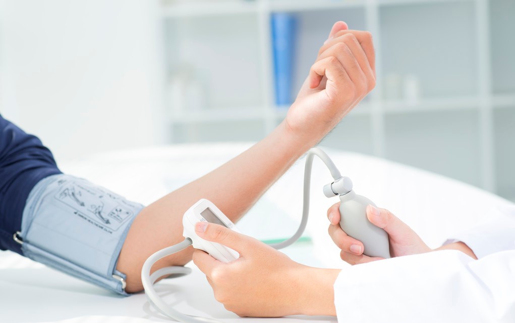 40多岁的人，血压中的高压正常，但低压超过了90，要不要吃药？