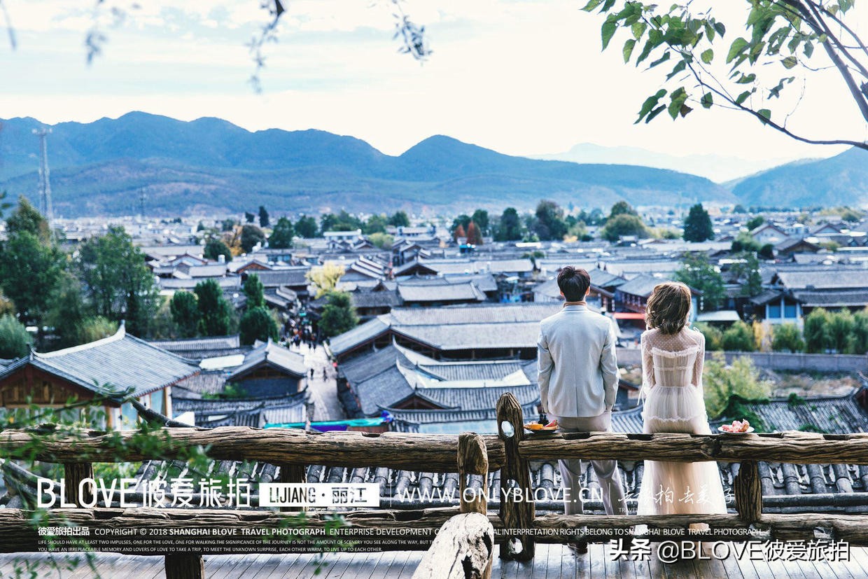 丽江束河古镇客栈楼顶婚纱照旅拍,阜阳丽江婚纱照旅拍推荐