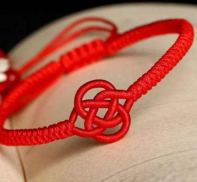 猪本命年黄金红绳手链,属兔戴小金猪红绳手链好吗