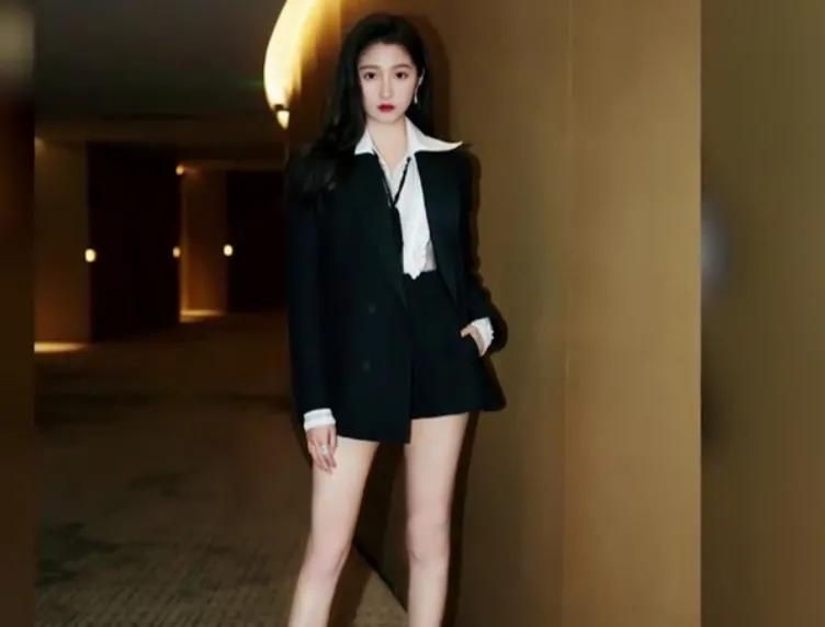 关晓彤皮靴掉色染黑袜子，毫无偶像包袱晒照，网友爆笑：脚好大