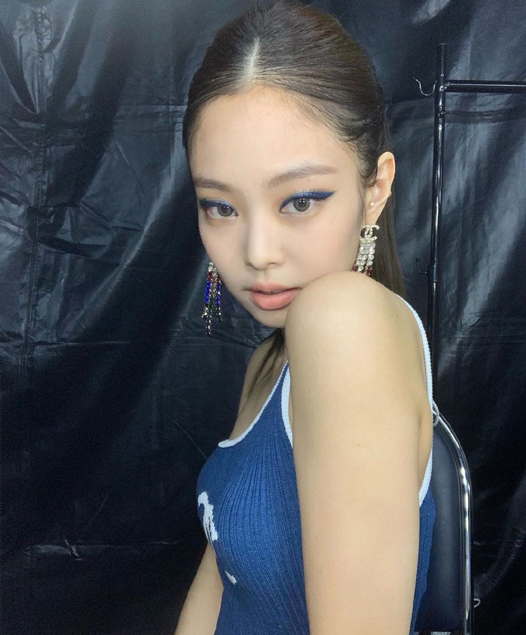 jennie金智妮blackpink斜肩,金智妮穿露腰装