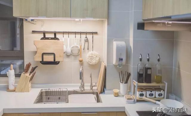 家里玻璃胶发黑了怎么重新弄,家里的玻璃胶发黑怎么清洗