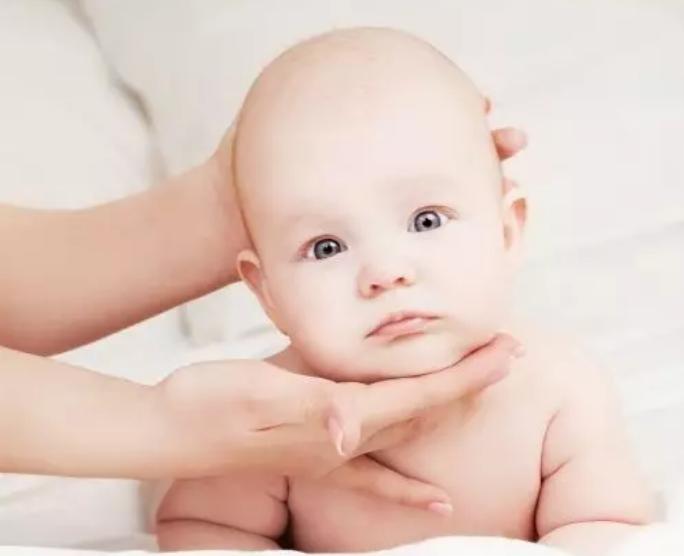 宝宝脖子轻微歪能治好么,宝宝脖子歪了是什么原因