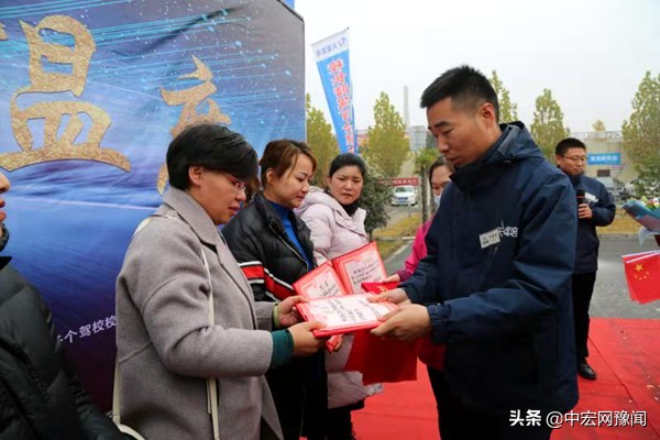 刚拿到驾照未满一个月可以陪练吗,驾校校长带学员