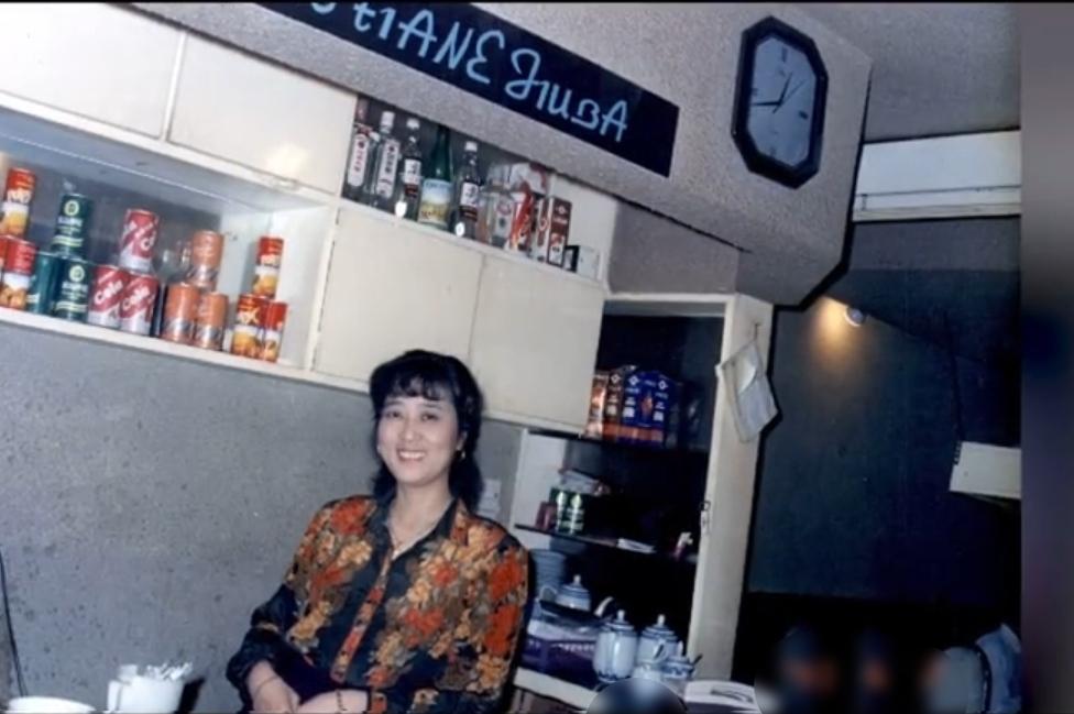 她靠3口锅摆摊起家，当上火锅皇后，断腿造洪崖洞，捧红重庆