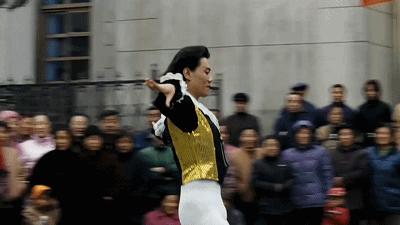 地位与张艺谋不相上下,他第一次做导演,扯掉了理想主义的遮羞布