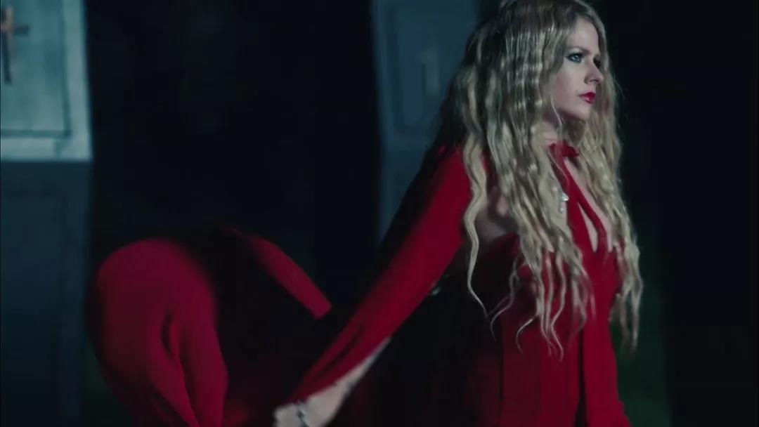 18岁红透全球却因患病失联，被揣测去世后涅槃重生，她叫艾薇儿