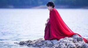 一个丑到瘫，一个美若仙，为何都能“火”？