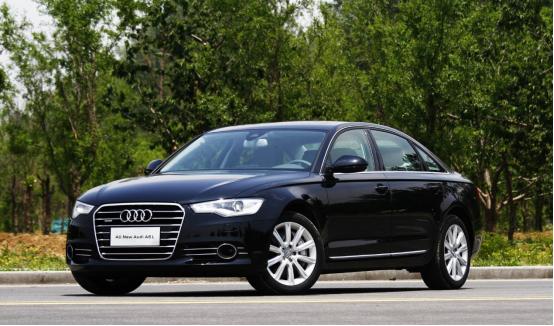 奥迪A6L，搭配3.0T动力，百公里加速仅需6.6秒，油耗9.6L，颜值高