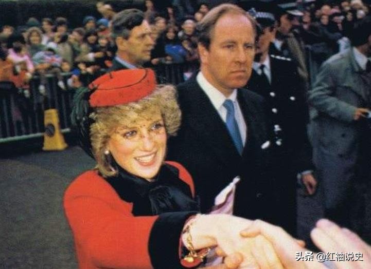 查尔斯送戴安娜礼物,查尔斯与戴安娜的罕见甜蜜同框