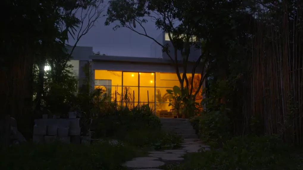 夫妻深山打造500万别墅,90后夫妻隐居山林自建小屋