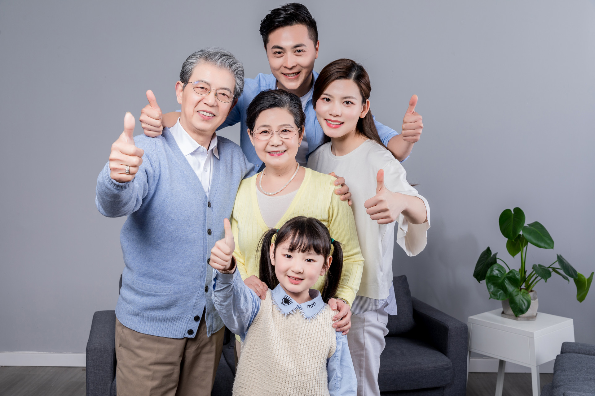 萌娃吃零食被爸爸抓住,女儿偷吃辣条被爸爸发现