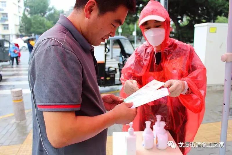 “暖‘新’在行动·中秋献爱心”区总工会联合多部门服务新就业群体（二）