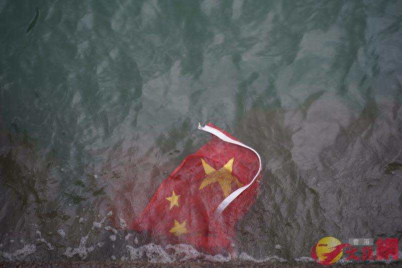 最新：香港警方旺角清场！暴徒竟拆*旗国**升“独”旗