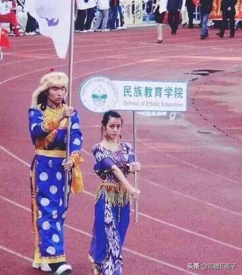 上戏的迪丽热巴,迪丽热巴和袁冰妍比赛劈叉