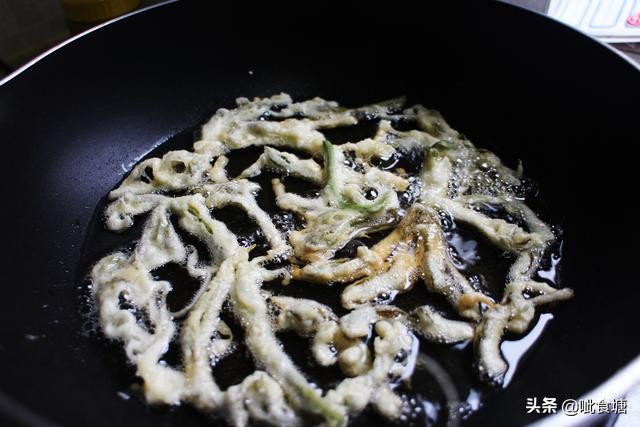 香椿炒鸡蛋正确做法先别着急下锅,香椿炒鸡蛋简单易学你会了吗