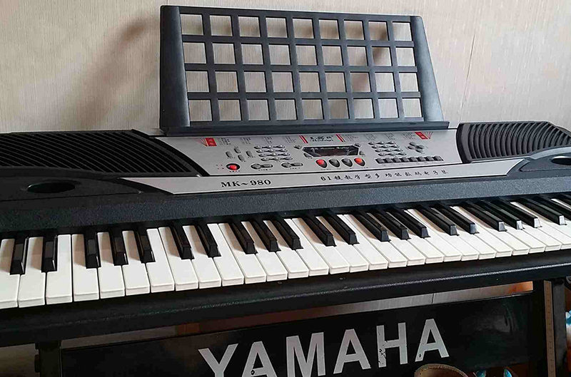 怎么弹出好听的曲子电子琴,怎样用电子琴弹出好听的曲子