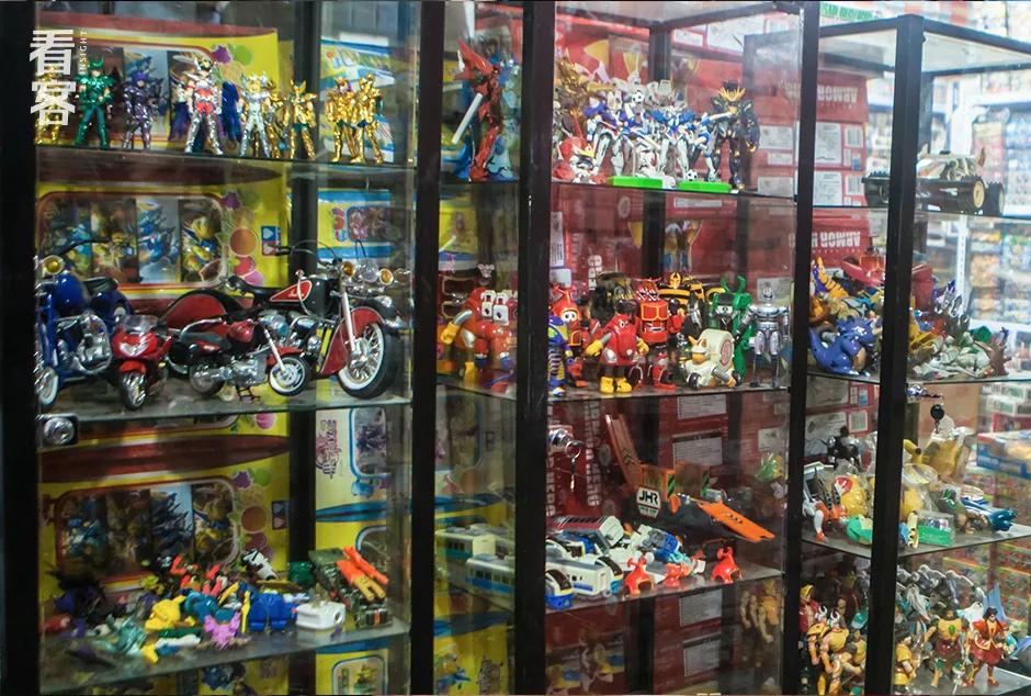 我在静止的东北小卖铺，淘到了属于成年人的玩具总动员