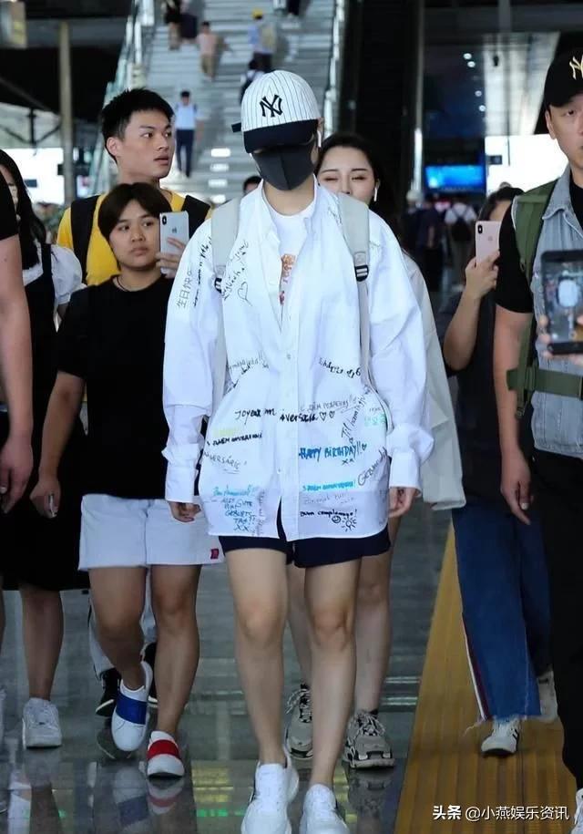 李宇春衬衫图片,李宇春最新穿搭