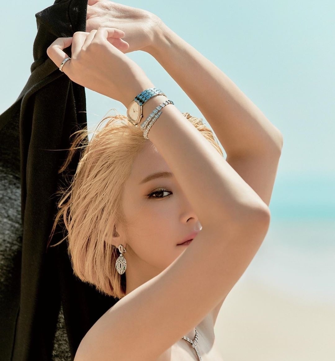 她是韩国“短发女神”，穿黑色蕾丝长裙搭皮靴出镜，霸气潇洒