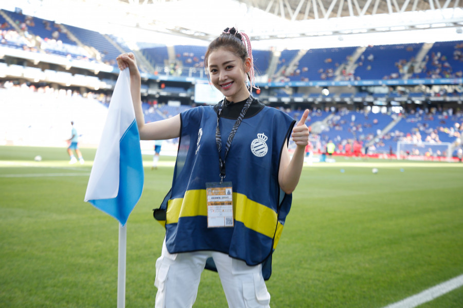 张天爱金色吊带礼服完美身材展现,张天爱超酷造型