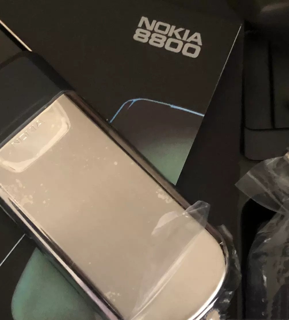 功能机时代红极一时的诺基亚8800,24年经典复刻诺基亚399元神机升级
