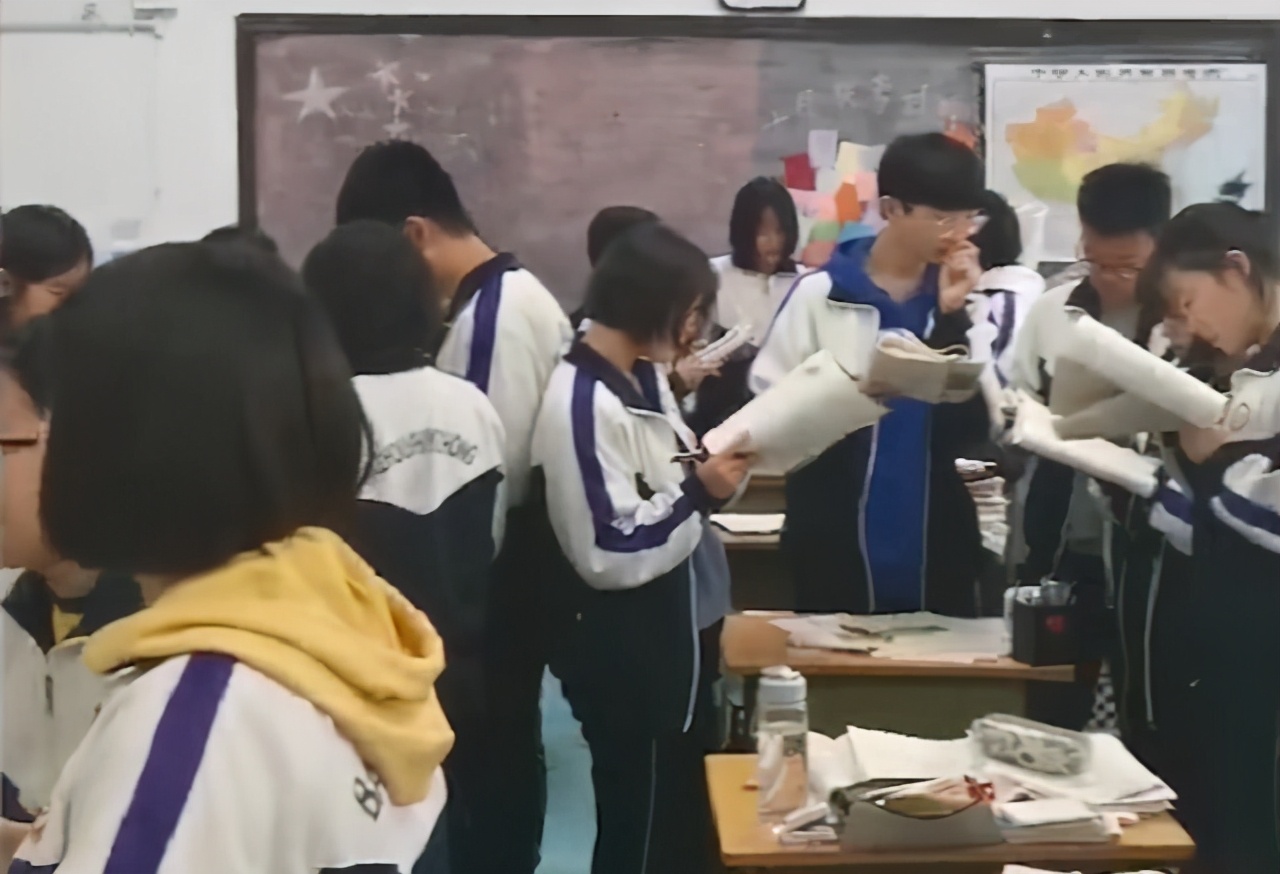 传纸条鼓励学生高三老师回应，要默默地守护，鼓励可能不用太张扬