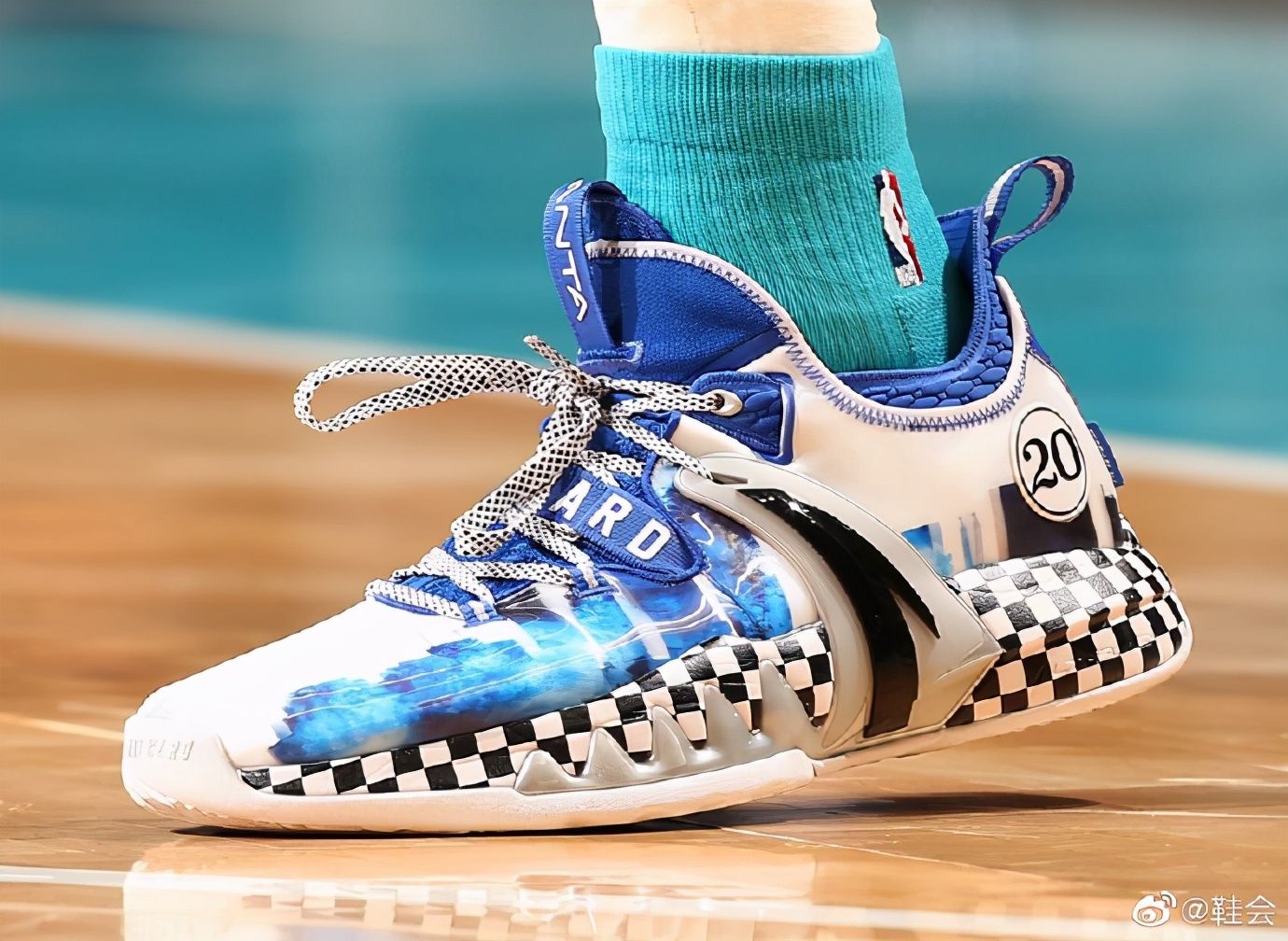 安踏韦德战靴,安踏碳板跑鞋第几代更帅