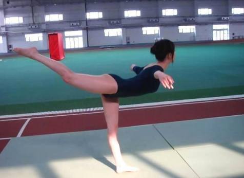 李小璐是不是隆胸了,李小璐和贾乃亮隐秘而伟大