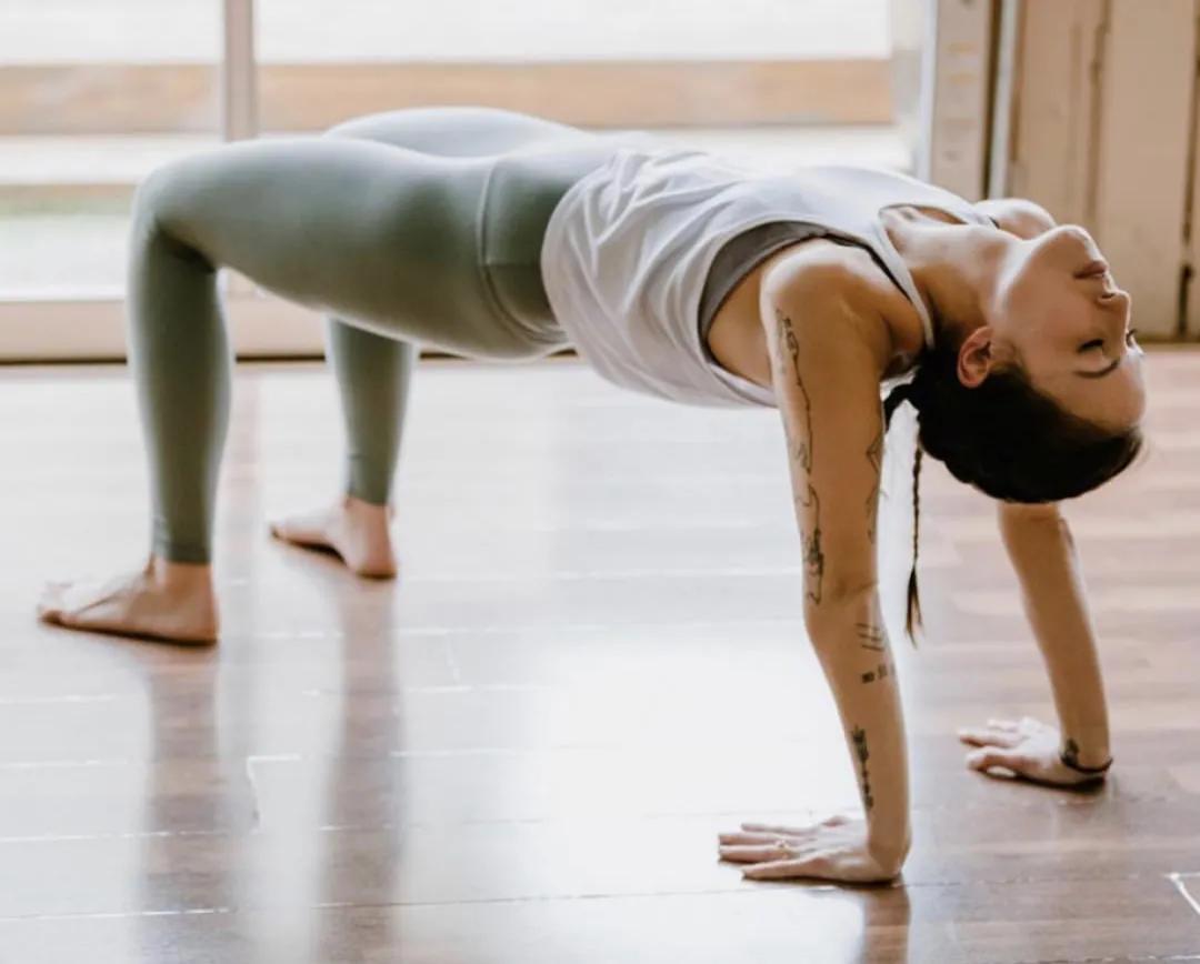 全网公认最有效美背体式,女性如何练好漂亮的背