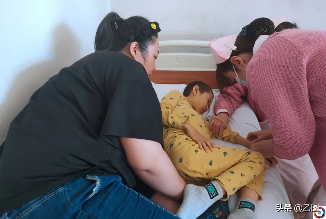 孩子四年经历三次手术,男孩4次开腹手术