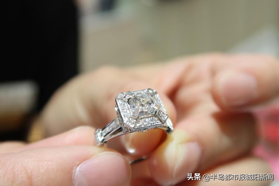 黄金珠宝卖场,黄金珠宝城洪泰商场