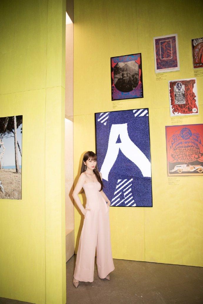 铆钉尖头鞋华伦天奴,华伦天奴高跟鞋铆钉穿搭