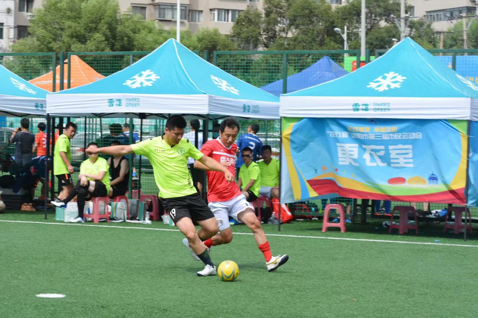 承办五人制足球赛事,一共32支球队参加比赛