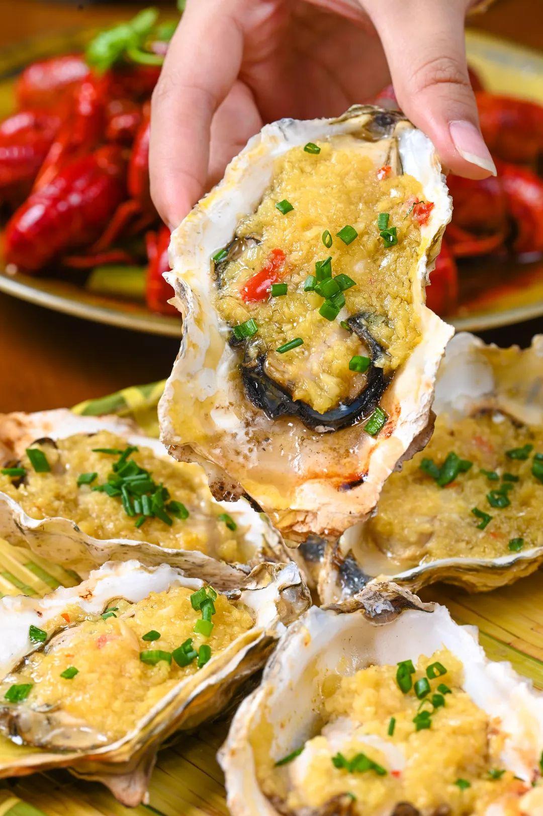 人气爆红的烧烤场，藏在了650㎡的校园课室里