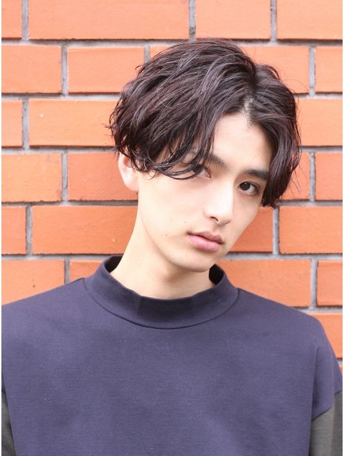 男生发质细软扁塌油腻自然卷发型,男生卷发造型中长发圆脸