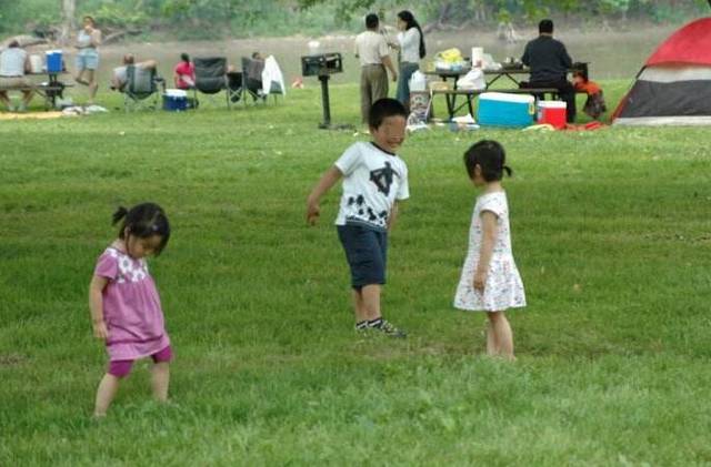 4岁宝宝突然夜里说一只耳朵疼,4岁孩子半夜突然说耳朵疼