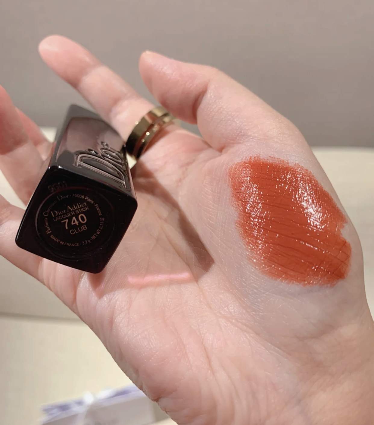 YSL口红很火,为什么实际买的人不多?看完这4个缺点就懂了