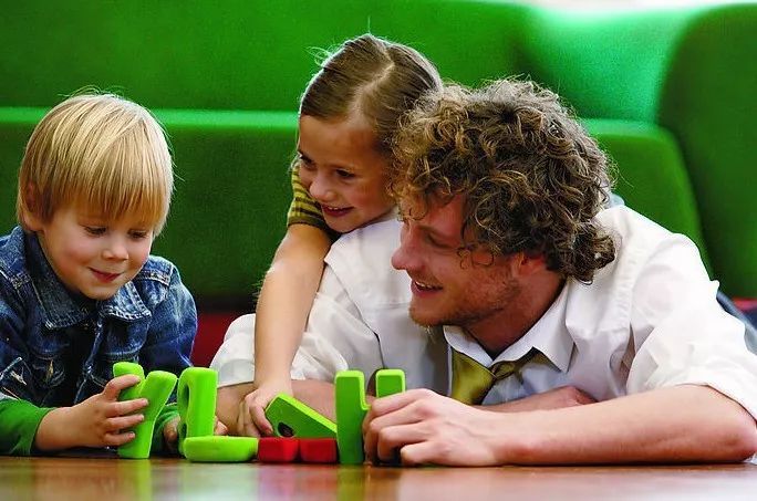 熊孩子奢侈喂床“喝牛奶”火遍全网，宝妈：这孩子还能退货不？