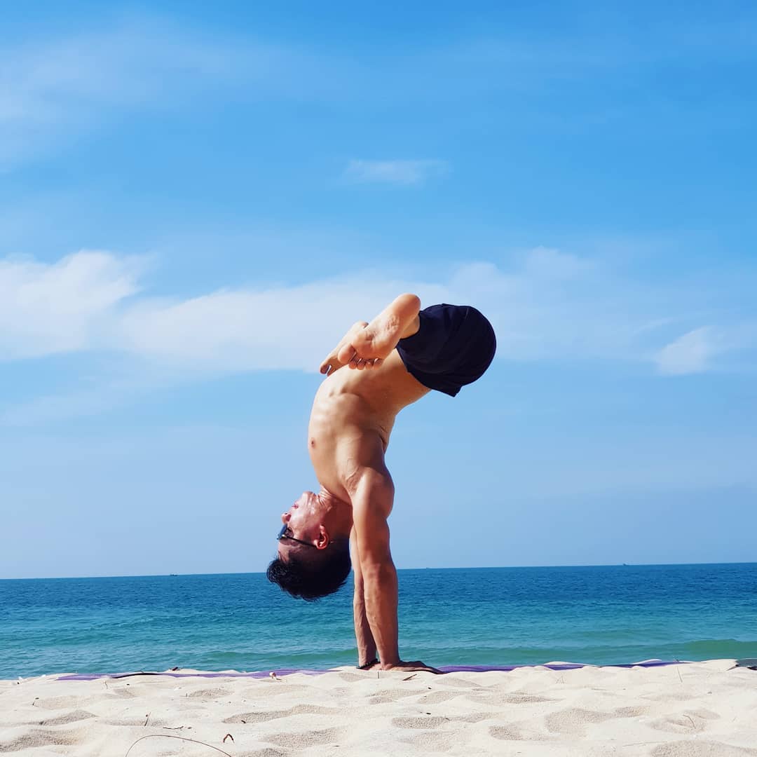 海边沙滩瑜伽体式简单好看,海滩瑜伽动作