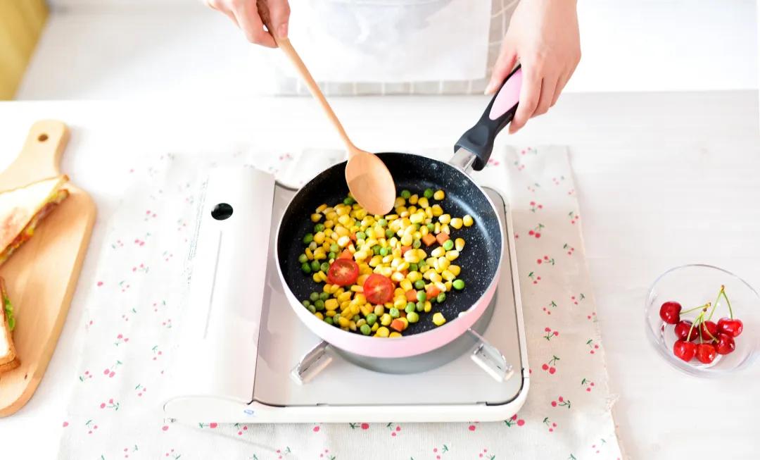 家里的不粘锅是什么涂层有毒么,不粘锅会致癌你还敢用吗