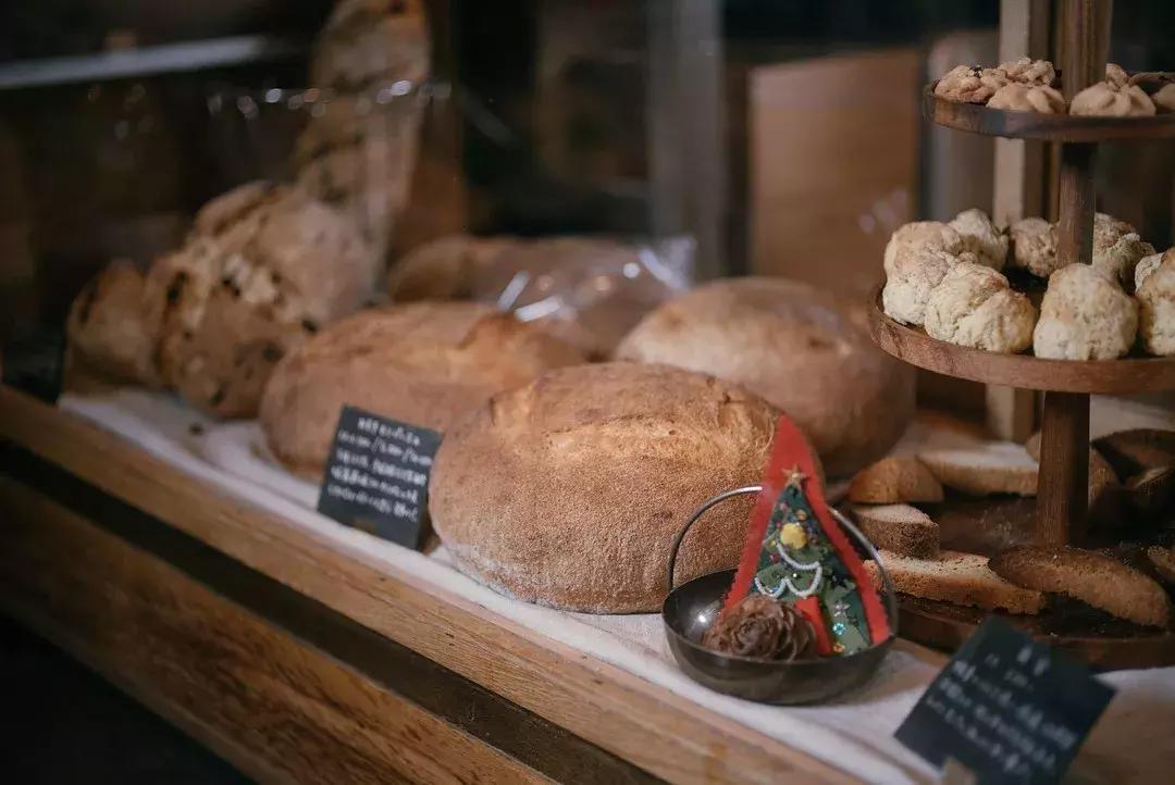 这间面包店，开在无人问津的乡下，而且每周只营业三天｜美好生活
