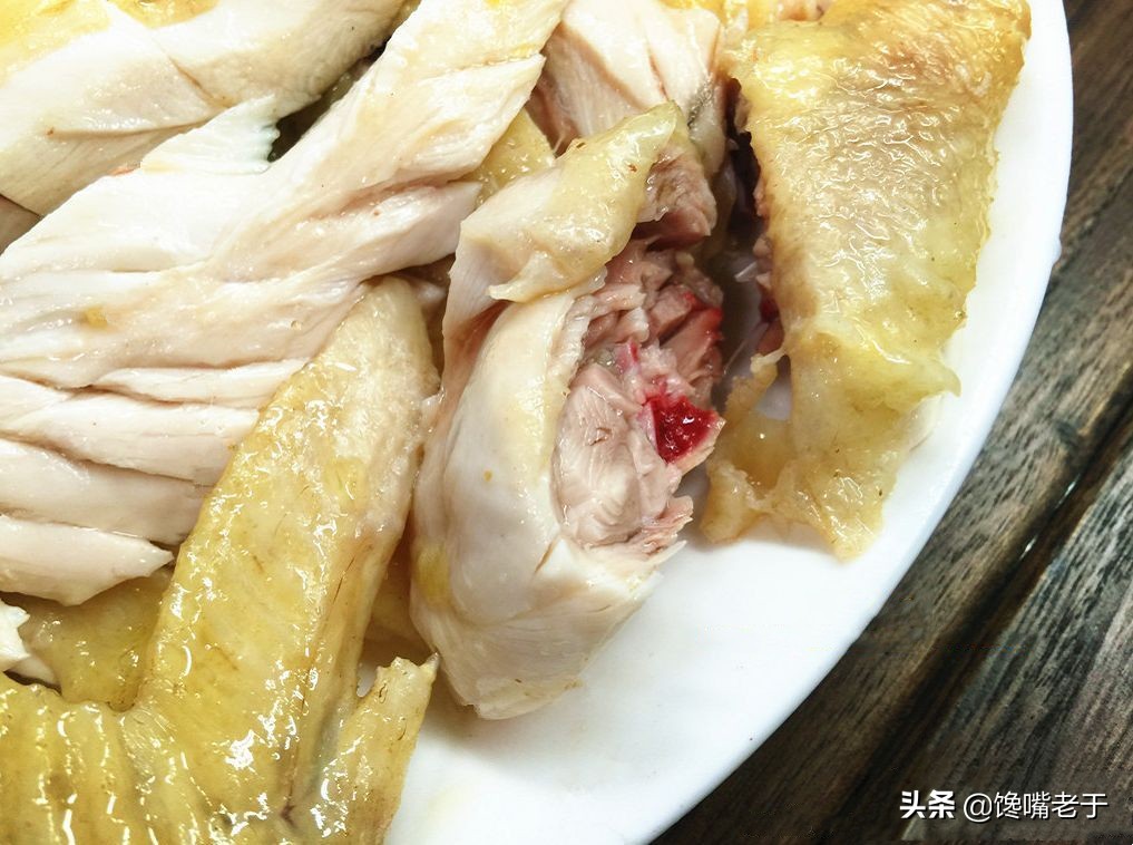 白切鸡骨头里有血是没熟吗,白切鸡骨头带血能吃吗
