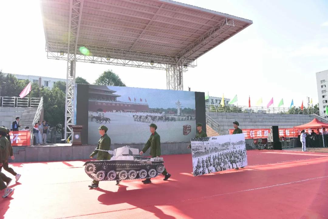 机器人在技能大赛上尬舞,机器人魔性斗舞