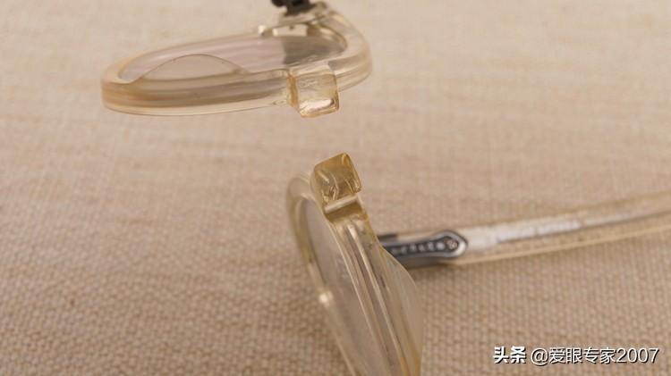 眼镜坏了没有胶带和胶水怎么补救,眼镜坏了去维修要钱吗