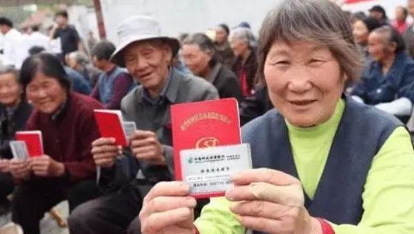 少交7年社保退休金能差多少,各地社保缴满30年退休金最少多少