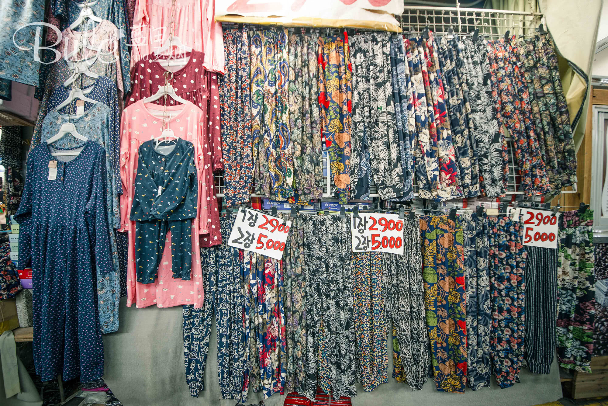 比北大门更适合买伴手礼的南大门市场，首尔便宜货的首选之地