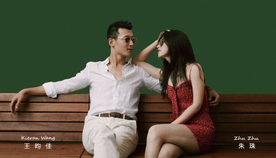 朱珠挺孕肚现身电视剧活动,朱珠亮相穿价值3万睡衣遮孕肚